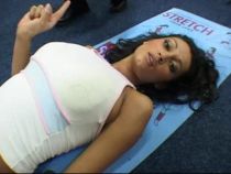 Un exercitiu pe zi cu Nicoleta: Ridicari de bazin, pe plansa, pentru fermitatea feselor