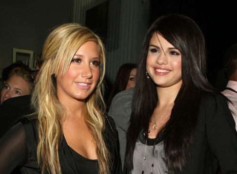 Selena Gomez si Ashley Tisdale, stralucitoare la o petrecere de Craciun! Uite cum s-au imbracat cele doua. Care arata mai bine?