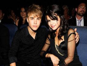 S-au impacat Justin Bieber si Selena Gomez.? Vezi aici imaginea care i-a dat de gol si pe care Justin a sters-o imediat dupa ce a urcat-o pe internet