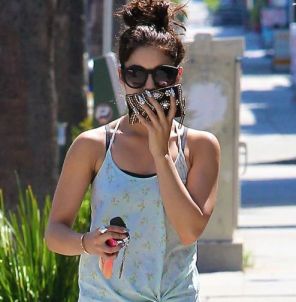Vanessa Hudgens sexy la sala de sport. Uite ce unghii extravagante are
