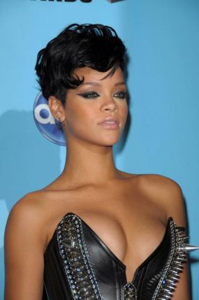 Rihanna, schimbare dupa schimbare. Isi schimba lookul de pe-o zi pe alta