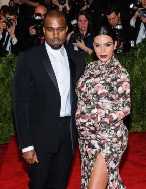Este insarcinata, dar nu renunta la tinutele provocatoare. Kim Kardashian, intr-o bluza extrem de transparenta la un eveniment monden