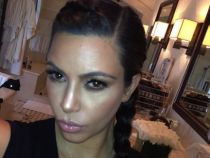 Kim Kardashian a aratat dizgratios intr-o pereche de sandale. Ce a purtat bruneta la un eveniment monden