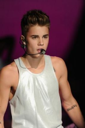 Justin Bieber, surprins de paparazzi intr-o tinuta foarte bizara. Cum s-a imbracat cantaretul incat sa para ridicol
