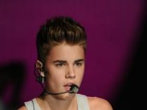 Justin Bieber, surprins de paparazzi intr-o tinuta foarte bizara. Cum s-a imbracat cantaretul incat sa para ridicol