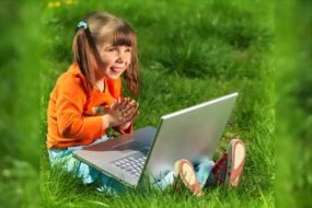Afla cum tii copilul la distanta de pericolele internetului