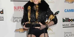 Are 55 de ani si a venit imbracata intr-un body si ciorapi cu portjartier. Ce cantareata a fost mai mult decat sexy la premiile Billboard 2013