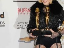 Are 55 de ani si a venit imbracata intr-un body si ciorapi cu portjartier. Ce cantareata a fost mai mult decat sexy la premiile Billboard 2013