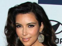 Kim Kardashian, in costum de baie si nemachiata. Cum arata burtica vedetei