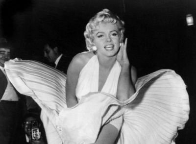 James Bond si Marilyn Monroe  se vand  cu sume record. Cat costa accesoriile purtate de vedete in filmele clasice FOTO