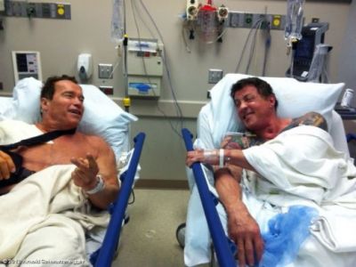 Imaginea anului: cum au ajuns Arnold si Stallone colegi de spital. Cei doi au anuntat ca fac un film prison break impreuna