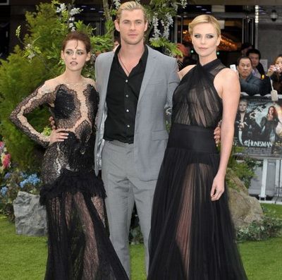 
	Kristen Stewart si Charlize Theron au stralucit pe covorul rosu. Imagini de la premiera mondiala a filmului Snow White and the Huntsman
