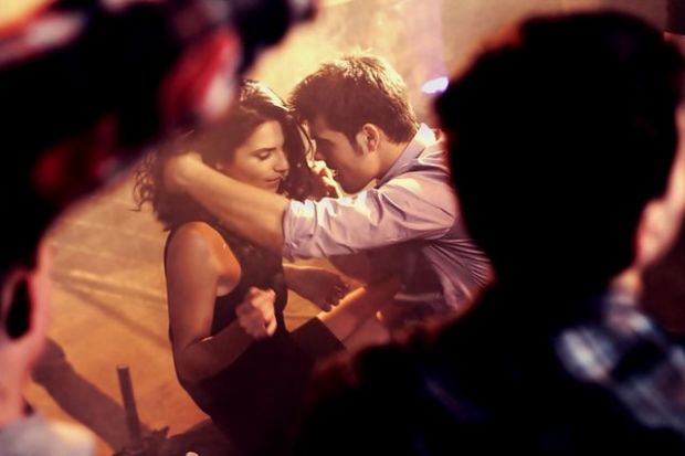 Ellie White se iubeste cu  Loverboy  in noul ei clip