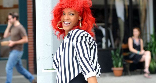 Rihanna si tinutele care te invita sa le dai jos. FOTO