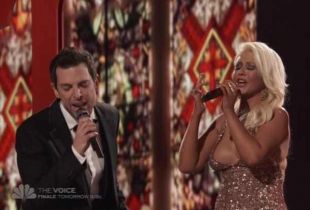 Niciun barbat nu a mai auzit-o cantand. Christina Aguilera a oferit o priveliste AMPLA in decolteul ei. VIDEO