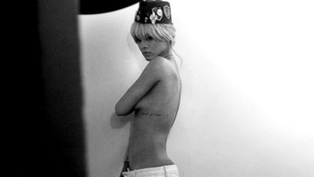 Rihanna are ceva impotriva hainelor! Uite ce poze a facut recent! Galerie FOTO