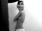 Rihanna are ceva impotriva hainelor! Uite ce poze a facut recent! Galerie FOTO