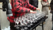 Talentul lui atrage instant oamenii de pe strada! Uite cat de bine poate sa cante la pahare! VIDEO