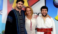 Andreea Esca a ales sa prezinte stirile in port popular! Vezi imaginile surprinse intr-o  editie romaneasca  a emisiunii Alarma ProFM - FOTO