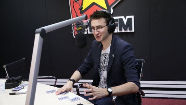 Vlad Grigorescu, magicianul de la Romanii Au Talent a dezvaluit in direct la Alarma unul din trucurile sale! Vezi ce i-a facut unui ascultator in direct! VIDEO