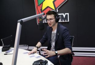 Vlad Grigorescu, magicianul de la Romanii Au Talent a dezvaluit in direct la Alarma unul din trucurile sale! Vezi ce i-a facut unui ascultator in direct! VIDEO