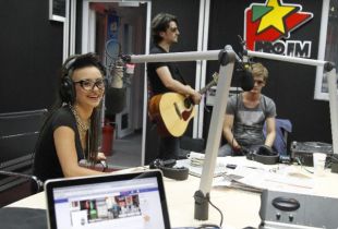 Giulia:  Antonia e indragostita de Smiley!  :) Vezi ce s-a discutat in studioul ProFM  si asculta versiunea LIVE a noului ei single  Azi ! VIDEO