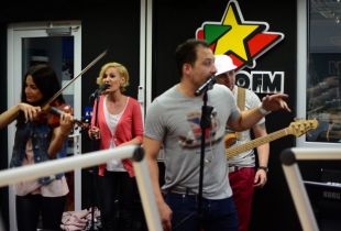 Stefan Stan a cantat LIVE noul single  Domnisoare  la Alarma ProFM! Vezi imagini de la vizita lui in studio! VIDEO