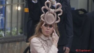 Printesa Beatrice isi vinde palaria caraghioasa de la nunta regala!