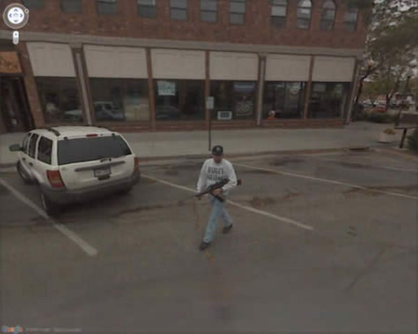 http://assets.sport.ro/assets/protv/2011/09/16/image_galleries/18795/ai-grija-ce-faci-google-maps-e-pe-urmele-tale-uite-cele-mai-penibile-imagini_10.jpg