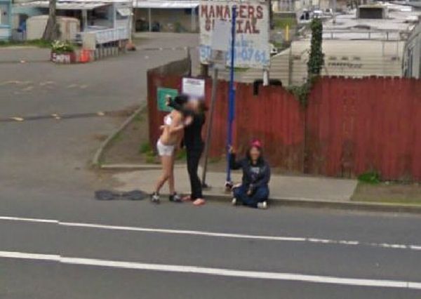 http://assets.sport.ro/assets/protv/2011/09/16/image_galleries/18795/ai-grija-ce-faci-google-maps-e-pe-urmele-tale-uite-cele-mai-penibile-imagini_15.jpg