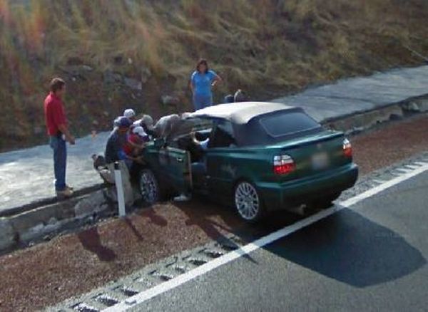 http://assets.sport.ro/assets/protv/2011/09/16/image_galleries/18795/ai-grija-ce-faci-google-maps-e-pe-urmele-tale-uite-cele-mai-penibile-imagini_16.jpg