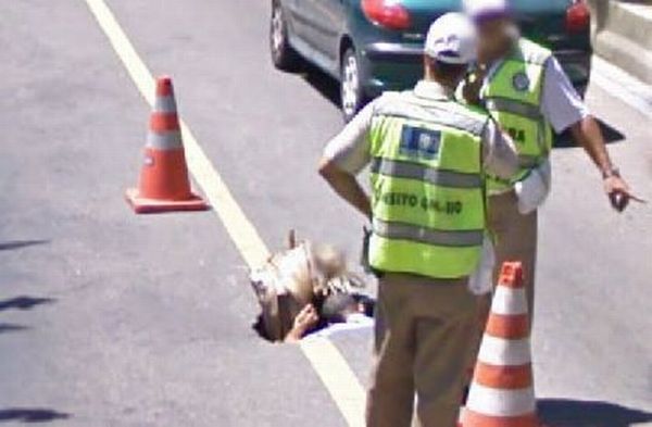 http://assets.sport.ro/assets/protv/2011/09/16/image_galleries/18795/ai-grija-ce-faci-google-maps-e-pe-urmele-tale-uite-cele-mai-penibile-imagini_21.jpg