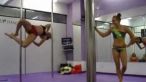 
	Cel mai TARE concurs de dans la bara! Vezi cum se distreaza doua fete:
