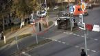 VIDEO incredibil. Un politist scapa teafar ca prin minune dintr-un accident dupa ce e aruncat din masina: