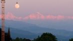 Un pic mai la dreapta, un pic la stanga... perfect! Luna pare tinuta de o macara, intr-o super iluzie optica