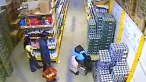 
	E FASCINANT sa vezi asa ceva! Cum reuseste o hoata sa isi bage sub fusta&nbsp;un bax cu 24 de cutii de bere: VIDEO
