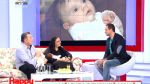 Vezi cum se descurca maicuta care a nascut gemene
