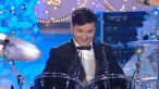 
	Liviu Varciu canta la tobe cu trupa lui Daniel Max Dragomir. Se pricepe, sau nu? :)
