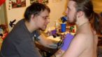 EL este cel mai nepriceput  artist  de tatuaje. Vezi cat de oribil deseneaza: FOTO