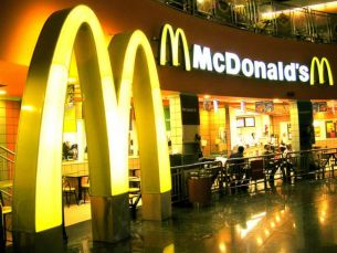 Revolutia lui Jamie Oliver:  Cel mai ieftin produs pentru caini le este vandut oamenilor la McDonalds!