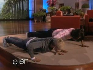 Un clip FOARTE TARE! Michelle Obama si Ellen DeGeneres au facut concurs de flotari. Cine crezi ca a castigat?