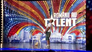 Omul asta are un talent SENZATIONAL: DANSEAZA cu umbrela si cu matura pe nas! VIDEO
