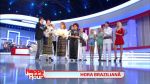 Cantaretii de muzica folclorica fac hora braziliana