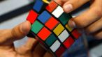 E GENIAL ce face acest tip! Legat la ochi, rezolva un cub RUBIK in 28 de secunde: VIDEO