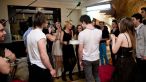 
	AZI, de la 20:30, la ProTV si in avans pe Voyo.ro: "Pariu cu viata" - Vlad isi sarbatoreste majoratul, iar Adela Popescu danseaza in strada: FOTO
