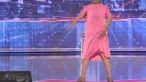 
	Ce talent! Gesturile ei pe scena i-au facut pe toti tinerii din sala SA ROSEASCA de rusine. VIDEO

