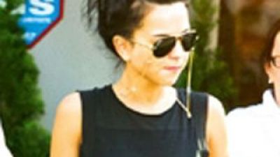 Inna, la un pas de un accident groaznic la terasa! Vezi ce i-a cazut in cap si cum era sa fie ranita