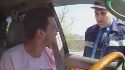 A vrut sa pacaleasca politistul cand a fost oprit! Cea mai mare teapa pe care ti-o poti lua: VIDEO