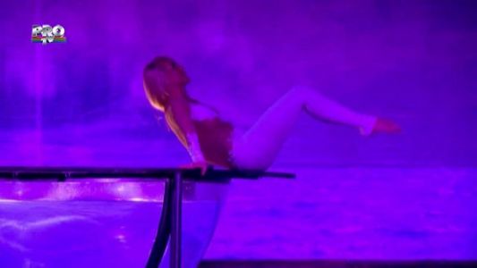 Vica Blochina a avut parte de un mic incident in bolul cu apa! Vezi cat de SEXY a fost si ce a patit | Serviti Va Rog