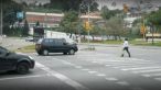 Parca e prea frumos sa fie adevarat! Vezi ce pateste un sofer smecher, care opreste masina fix pe trecerea de pietoni. VIDEO